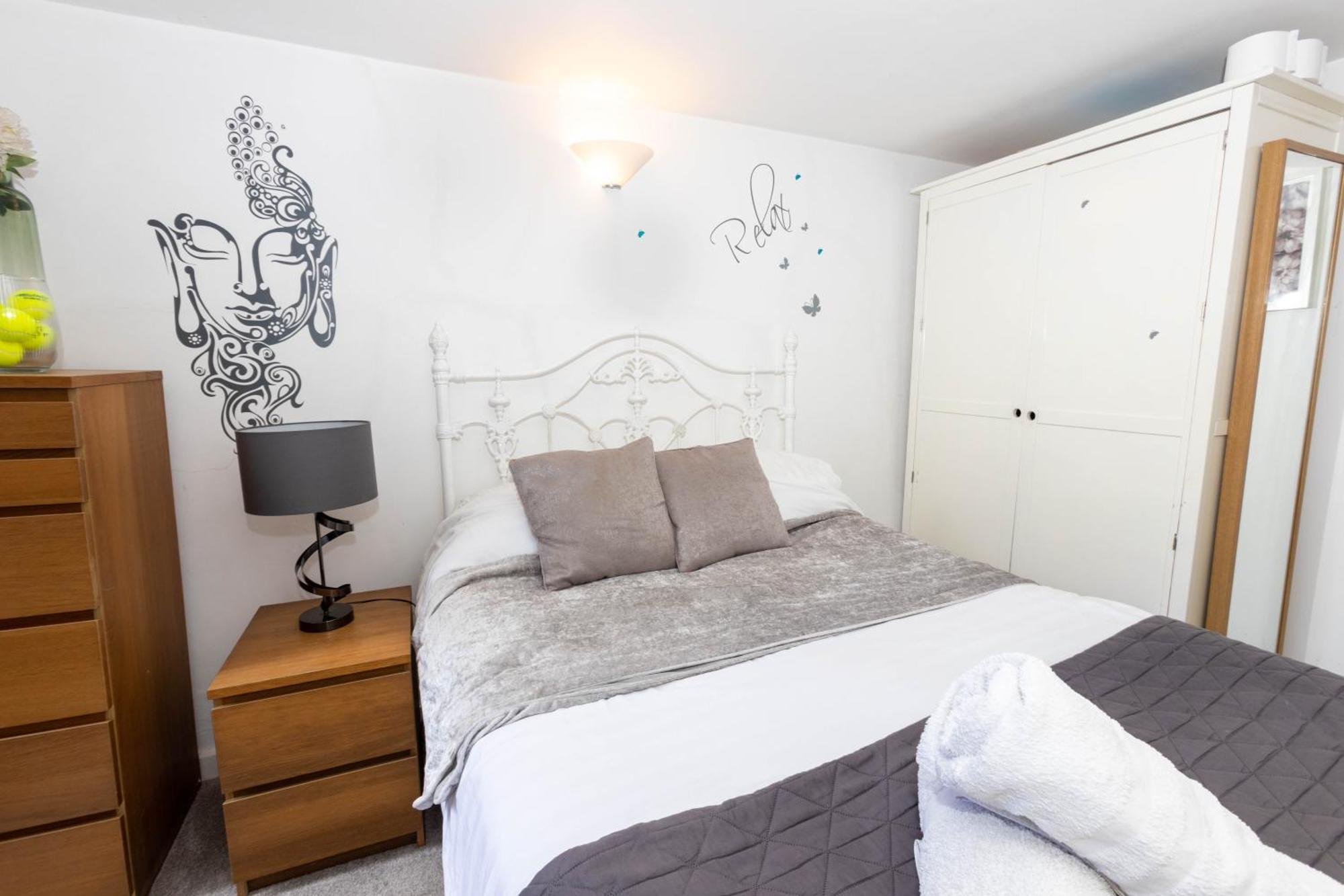 Stunning, Stylish Garden Flat In The Heart Of Wimbledon London